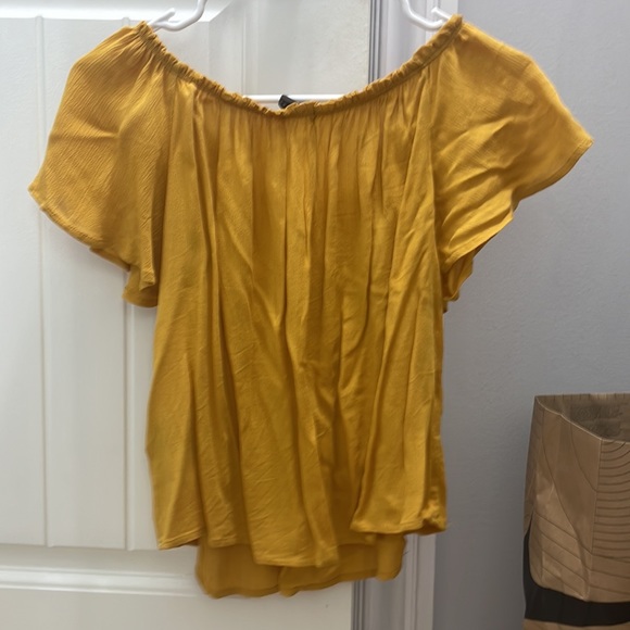 3/$15 Suzy Shier summer yellow blouse shirt size small - Picture 2 of 2
